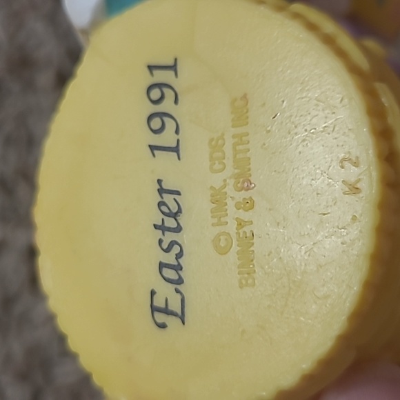 Hallmark 1991 Crayola Bunny Figurine - Bunny Easter Basket by Binney and Smith - Picture 5 of 9